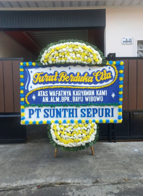 Papan Bunga Duka di Teluk Pakedai
